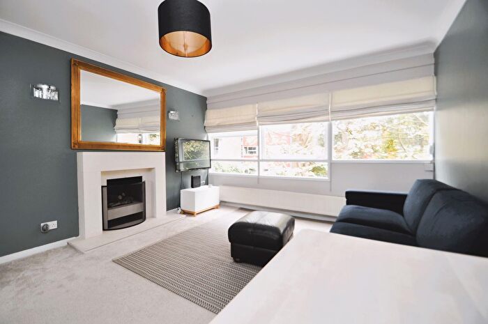 2 Bedroom Flat To Rent In Parkleys, Richmond, TW10