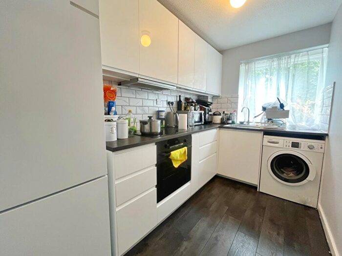 2 Bedroom Flat To Rent In Aylesbury Close, Forest Gate, E7