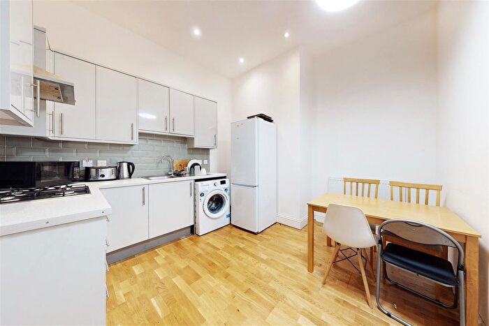 2 Bedroom Flat To Rent In Wandsworth Road, London, SW8