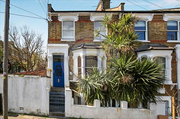 4 Bedroom End Of Terrace House For Sale In Corinne Road, London, N19