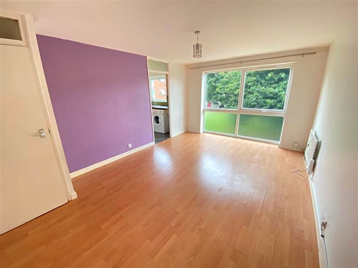 2 Bedroom Flat To Rent In Burns Drive, Hemel Hempstead, HP2