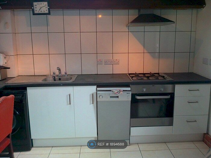 2 Bedroom Flat To Rent In Nicholsons Lane, Maidenhead, SL6