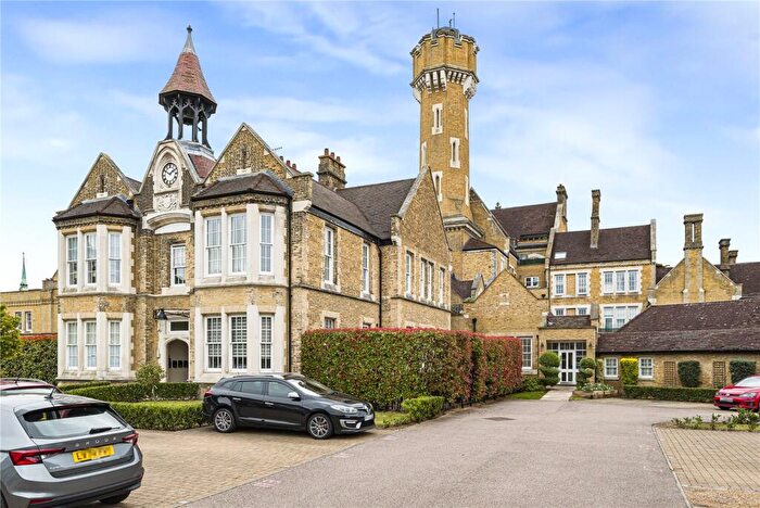 3 Bedroom Flat For Sale In Chapel Drive, Dartford, Kent, DA2