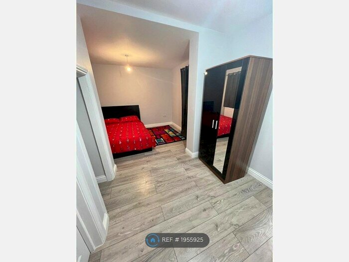 Studio To Rent In St Leonards Gardens, Hounslow, TW5