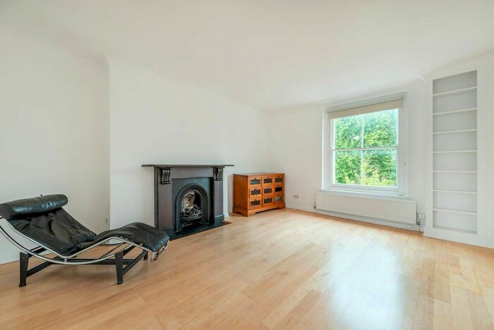 2 Bedroom Flat To Rent In Oxford Gardens, North Kensington, London, W10