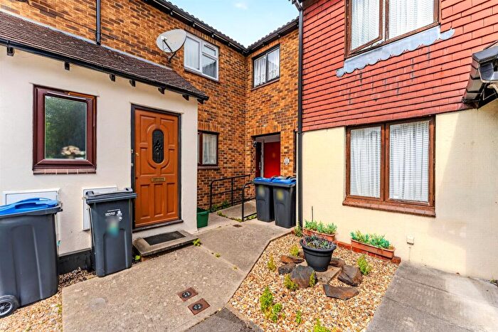 1 Bedroom Flat For Sale In Connaught Gardens, Morden, SM4