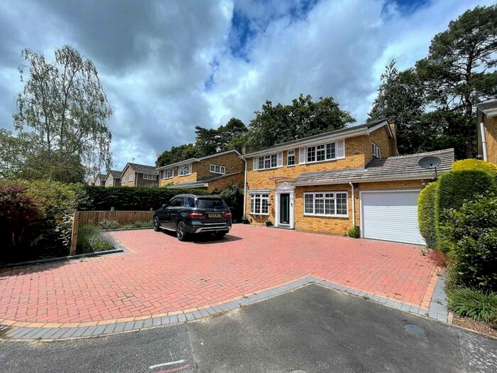 4 Bedroom Detached House To Rent In Larchfield Road, Fleet, GU52