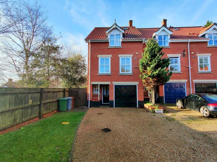 4 Bedroom Town House To Rent In Earnshaw Court, Norwich, NR7