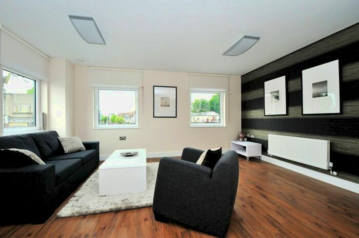 2 Bedroom Flat To Rent In The Green, Southall, UB2