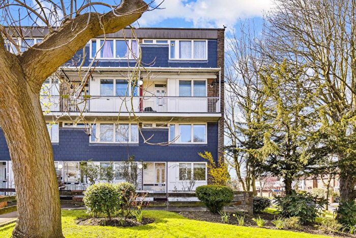 2 Bedroom Flat To Rent In Fortrose Gardens, Brixton, SW2