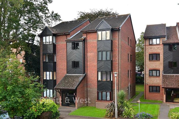 Studio For Sale In St. Christopher's Gardens, Thornton Heath, Surrey, CR7