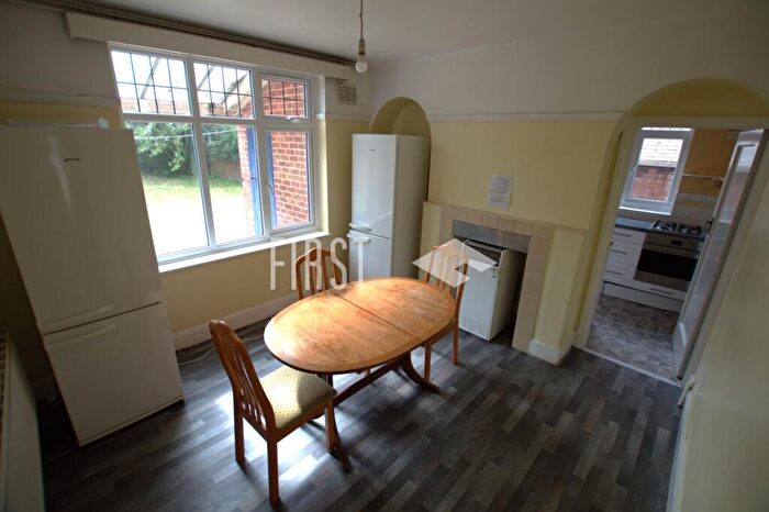 4 Bedroom Semi-Detached House To Rent In Victoria Park Road, Clarendon Park, LE2