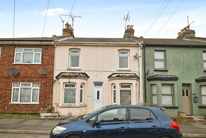 4 Bedroom Terraced House For Sale In Windsor Road, Gillingham, ME7