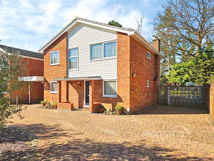 4 Bedroom Detached House For Sale In Fir Tree Way, Fleet, Hampshire, GU52