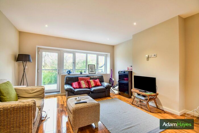3 Bedroom Flat To Rent In Nether Street, West Finchley, N12