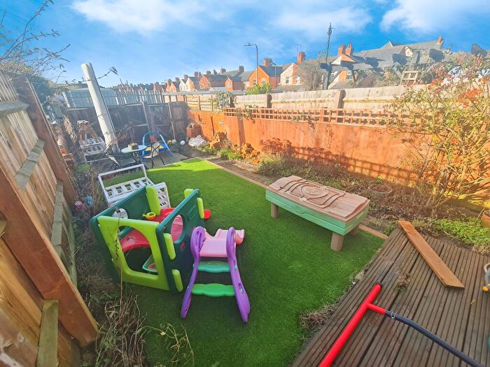 3 Bedroom Terraced House For Sale In Windsor Street, Milton Keynes, MK12