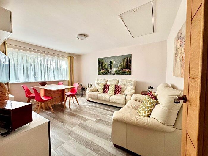 2 Bedroom Maisonette For Sale In Warren Avenue, Bromley, BR1