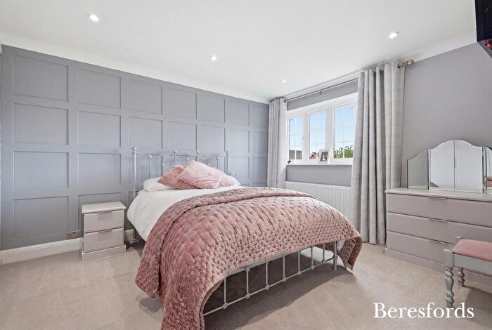 3 Bedroom Semi-Detached House For Sale In The Green, Orsett, RM16