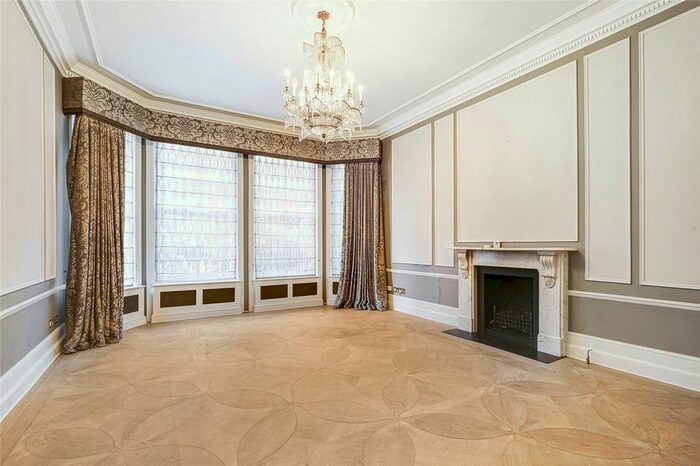 2 Bedroom Flat To Rent In Cadogan Square, Knightsbridge, London, SW1X
