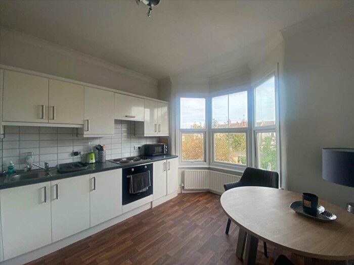 2 Bedroom Apartment To Rent In Leigh On Sea, SS9