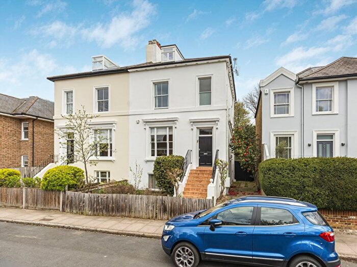 2 Bedroom Flat For Sale In Popes Avenue, Twickenham, TW2