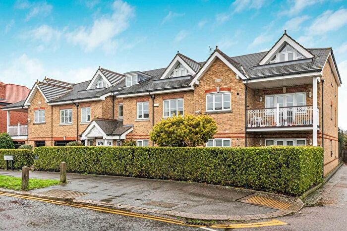 2 Bedroom Flat For Sale In Westpole Avenue, Cockfosters, EN4