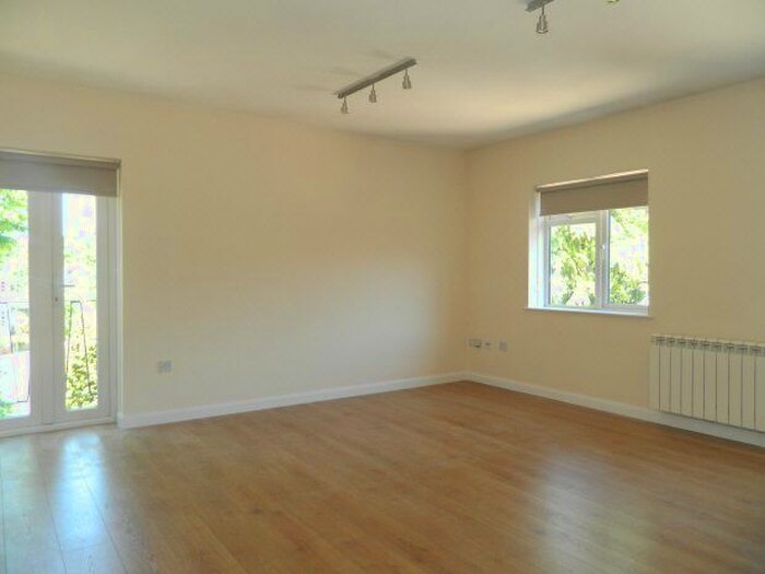 1 Bedroom Flat To Rent In Pelham Court, Bishopric, Horsham RH12