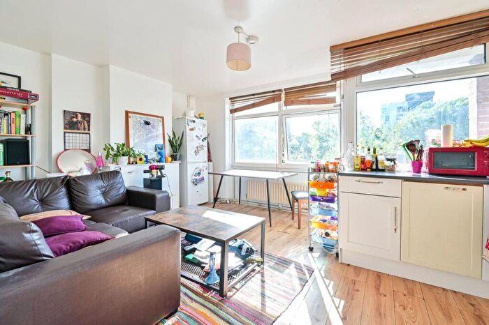 4 Bedroom Flat To Rent In Darwin Street, Elephant And Castle, London, SE17