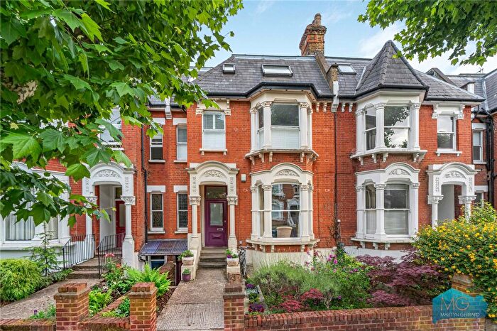 2 Bedroom Apartment For Sale In Mount View Road, London, N4