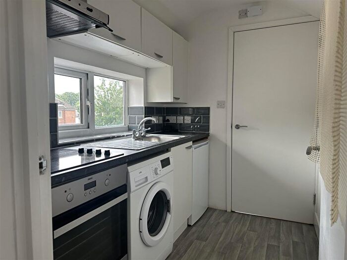 1 Bedroom Flat To Rent In Turners Hill, Cheshunt, EN8