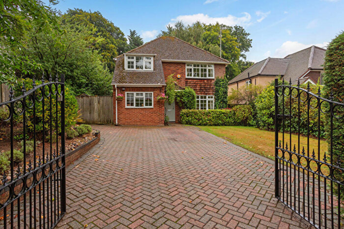 4 Bedroom Detached House For Sale In Avenue Road, Farnborough, GU14