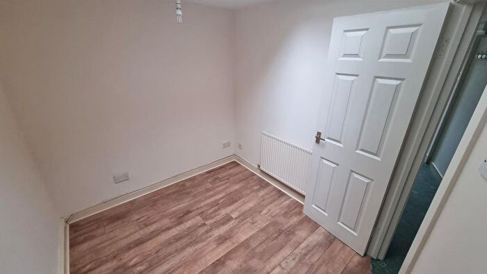 2 Bedroom Flat To Rent In Castle Back Flat, Haverfordwest, SA61