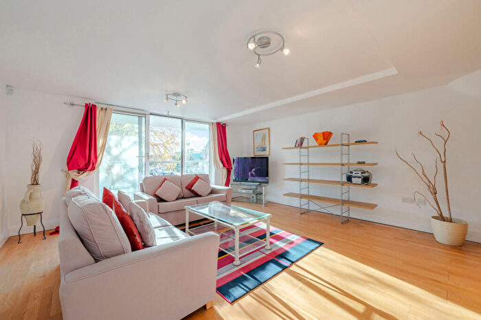 2 Bedroom Flat For Sale In Vineyard Path, Mortlake, SW14