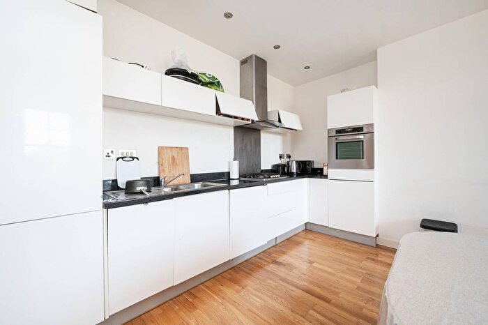 2 Bedroom Flat To Rent In Aylward Street, Stepney, London, E1