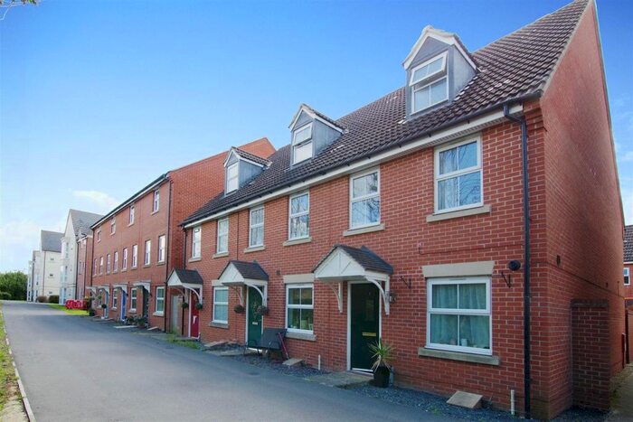 3 Bedroom Town House To Rent In Lavinia Walk, Taw Hill, Swindon, SN25