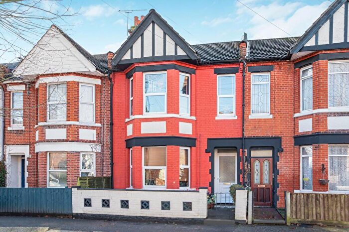 2 Bedroom Flat For Sale In St. Helens Road, Westcliff-On-Sea, SS0