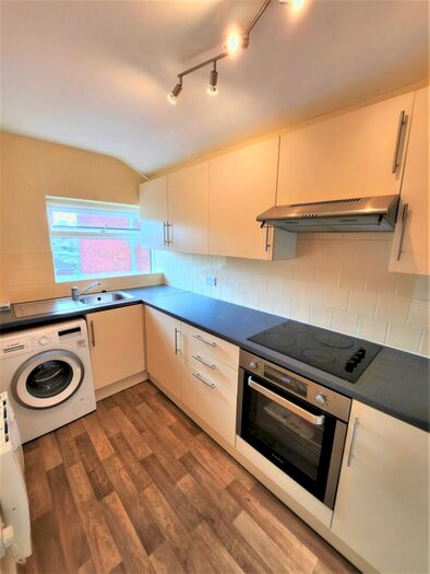 2 Bedroom Flat To Rent In Chawn Park Drive, Stourbridge, DY9