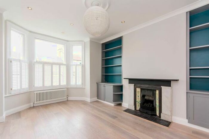 2 Bedroom Flat To Rent In Coverdale Road, Shepherd's Bush, London, W12