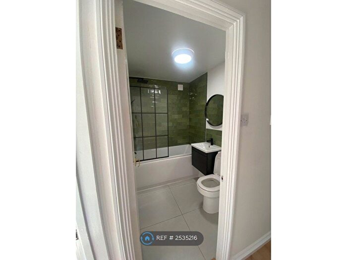 2 Bedroom Flat To Rent In Parry Drive, Weybridge, KT13