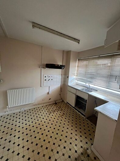 3 Bedroom Maisonette For Sale In Hamlets Way, London, E3