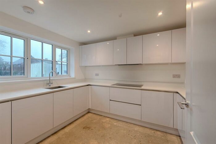 3 Bedroom House To Rent In Mandeville Drive, St. Albans, AL1