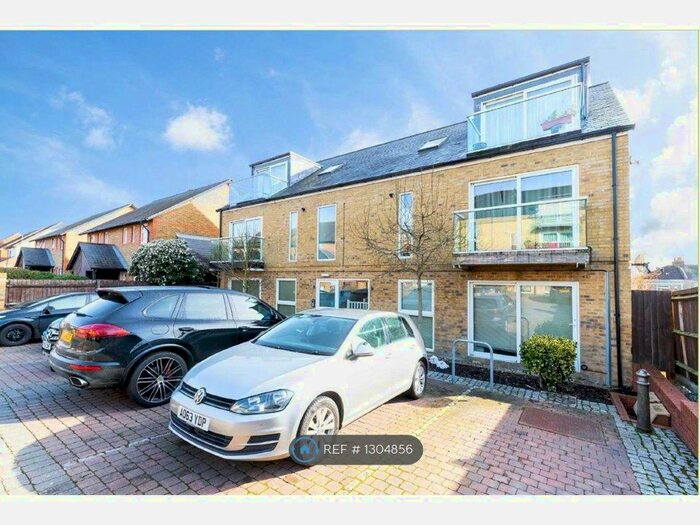 2 Bedroom Flat To Rent In Blackborough House, Buckhurst Hill IG9