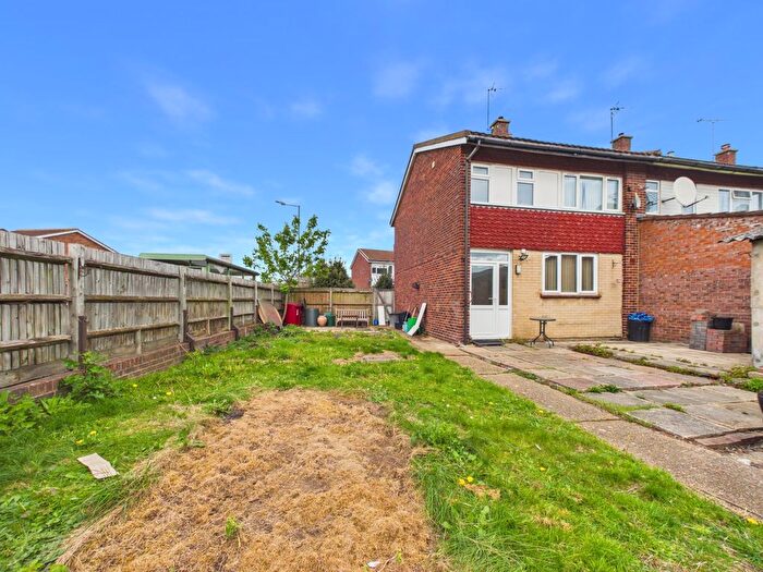 3 Bedroom End Of Terrace House For Sale In Tamar Way, Langley, Berkshire, SL3