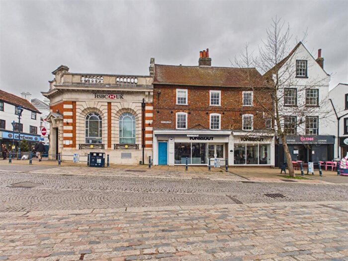 2 Bedroom Flat To Rent In Market Place, Hitchin, SG5