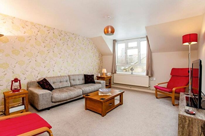 2 Bedroom Flat To Rent In Wolftencroft Close, Clapham Junction, London, SW11