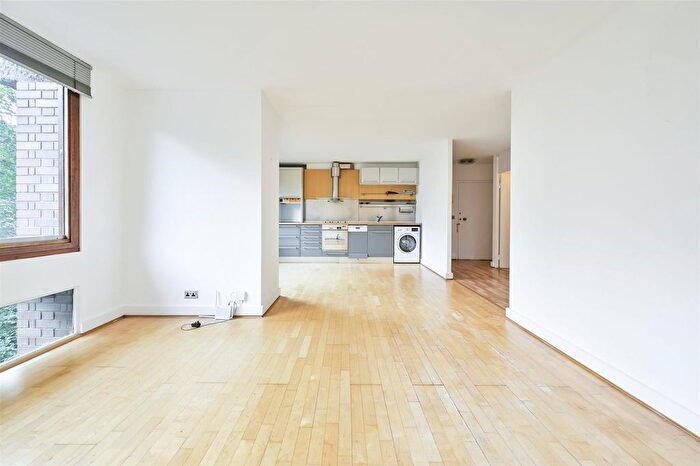 1 Bedroom Flat To Rent In Defoe House, Barbican, London, EC2Y