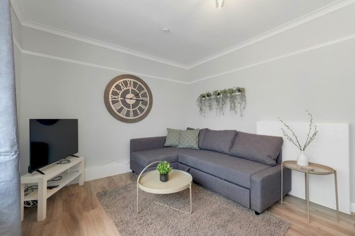 2 Bedroom Flat To Rent In Morris Gardens, London, SW18