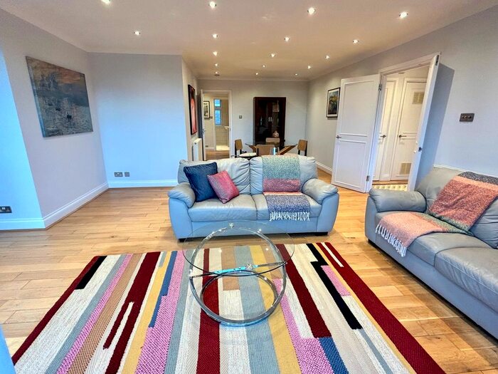 3 Bedroom Flat To Rent In Putney Hill, Putney Heath, London, SW15