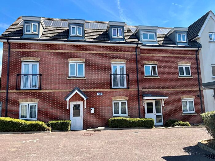 2 Bedroom Flat For Sale In Oakwood Close, Romford, Havering, RM3