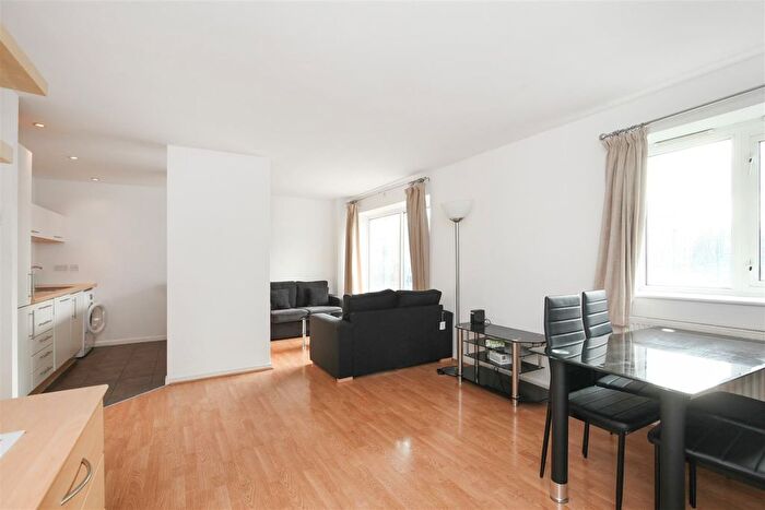 2 Bedroom Flat For Sale In Follett Street, London, E14